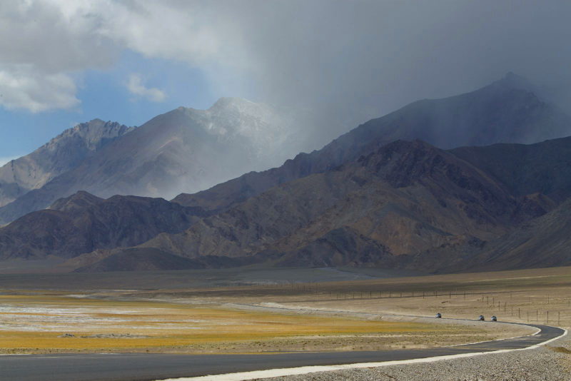 Illustration for article titled Land Rover Completes World’s First Hybrid Expedition Along Silk Trail From Solihull To Mumbai